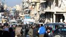 Warga Aleppo menunggu untuk dievakuasi dari sektor yang dikuasai pemberontak Aleppo timur, Suriah (18/12). (REUTERS / Abdalrhman Ismail)