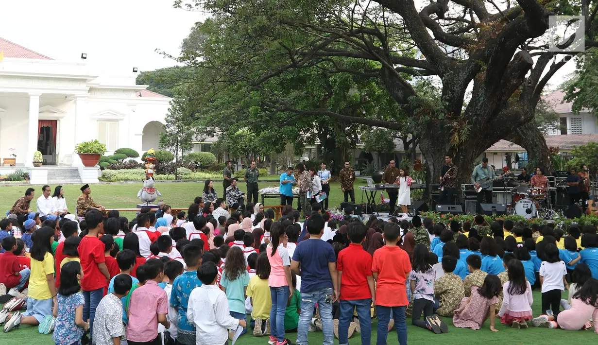 Suasana acara bermain, berdendang dan berimajinasi bersama anak-anak dari beberapa sekolah bersama Presiden Joko Widodo dan Ibu Negara Iriana di halaman belakang Istana Merdeka, Jakarta, Jumat (20/7). (Liputan6.com/Angga Yuniar)