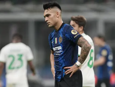 Inter Milan terpeleset di kandang sendiri usai takluk 0-2 dari Sassuolo dalam laga lanjutan Liga Italia, Minggu (20/2/2022). Hasil ini membuat Lautaro Martinez dkk. gagal mengkudeta  AC Milan dari puncak klasemen. Inter masih tertinggal dua poin dari sang rival. (AP/Antonio Calanni)