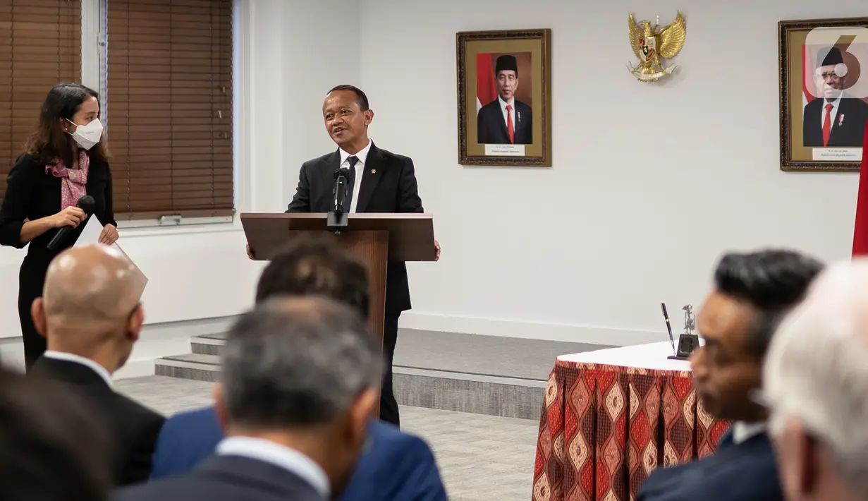 Menteri Investasi / Kepala BKPM Bahlil Lahadalia memberi sambutan pada penandatanganan kerjasama antara PT. Vektr Mobiliti Indonesia dengan Britishvolt di Inggris, Rabu (23/3/2022). Kerjasama tersebut menjadi salah satu prioritas utama advokasi G20 dan B20 di Indonesia. (Liputan6.com/HO/KADIN)