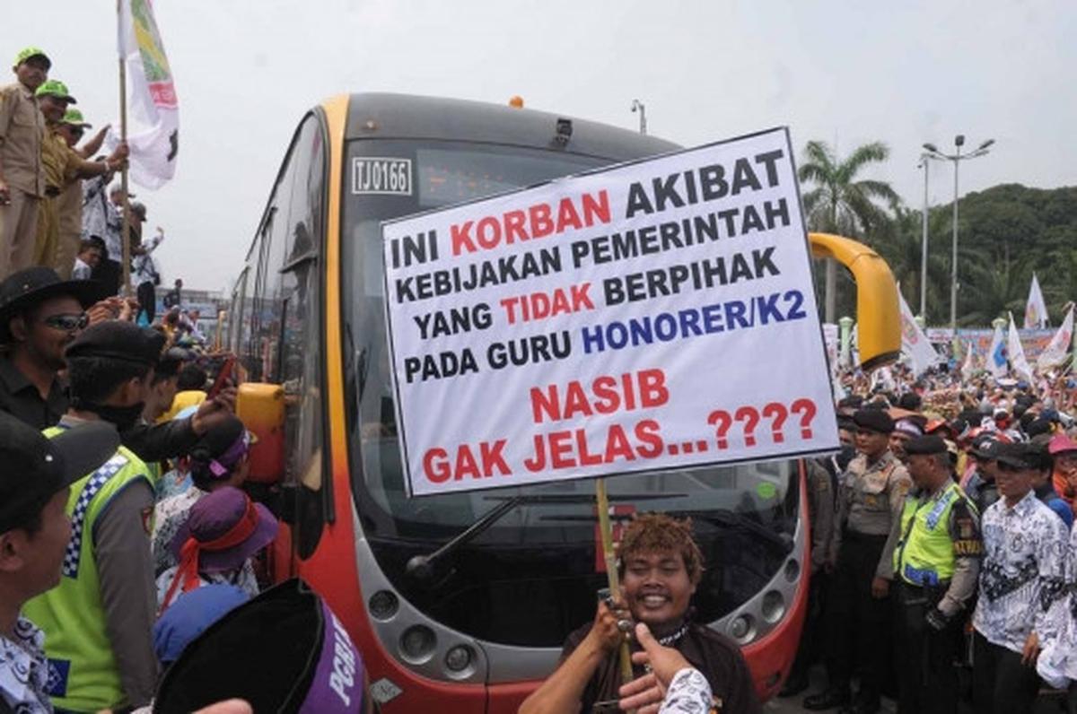 Tuntut jadi PNS, ribuan guru honorer banjiri Gedung DPR