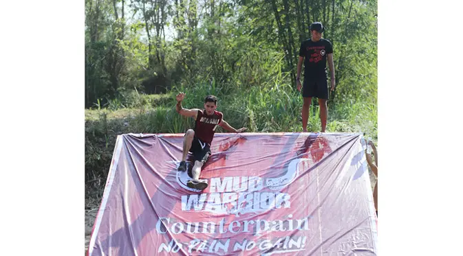 Verrel Bramasta dengan peserta lainnya lakukan olahraga ekstrem di Counterpain Mud Warrior 2 di Yogyakarta