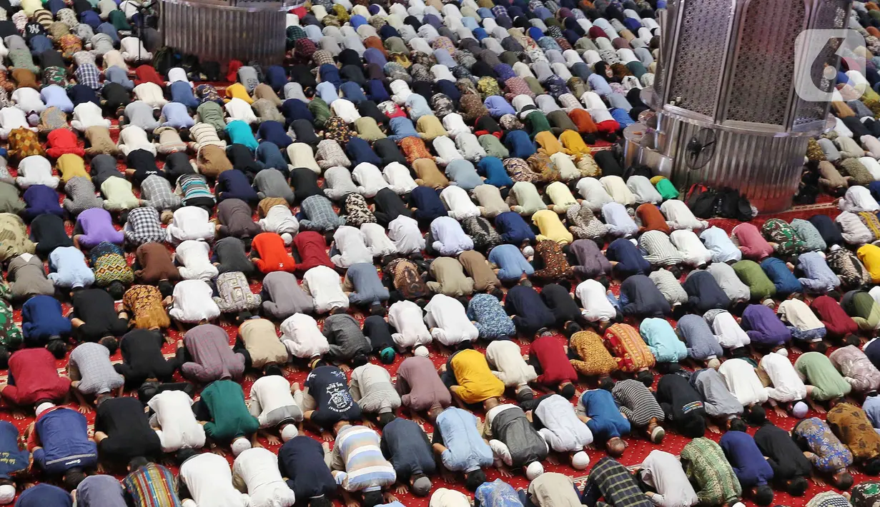 Di Masjid Istiqlal, Jakarta, terlihat ribuan umat Muslim memenuhi saf dan khusyuk menjalankan ibadah salat Jumat. (Liputan6.com/Angga Yuniar)