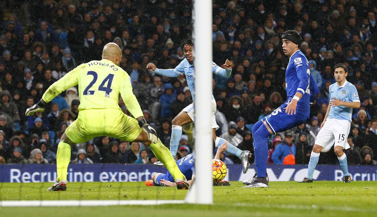 Pemain Manchester City',  Raheem Sterling (tengah) melakukan tembakan ke arah gawang Everton pada lanjutan Liga Premier Inggris di Stadion Etihad, Manchester, Kamis (14/1/2016) dini hari WIB. (AFP Photo/Lindsey Parnaby)
