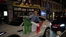Pendukung Italia merayakan kemenangan di jalanan pusat kota London, Inggris pada Senin (12/07/2021), setelah Italia berhasil mengalahkan Inggris pada Final Euro 2020 yang berlangsung di Stadion Wembley. Italia mengalahkan Inggris 3-2 dalam adu penalti setelah bermain imbang 1-1. (AP/Matt Dunham)