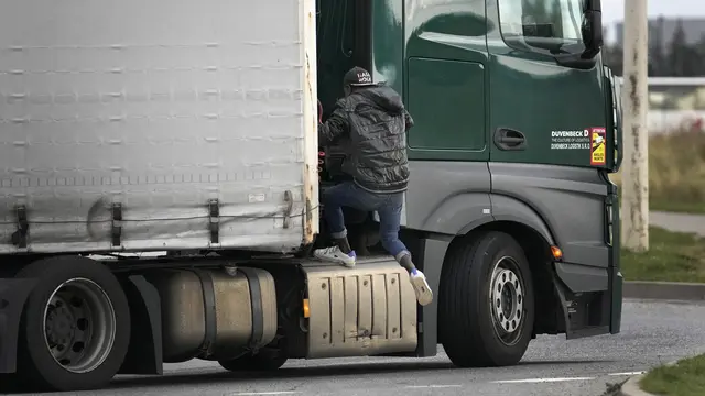 Imigran Tujuan Inggris Nekat Bersembunyi di Truk
