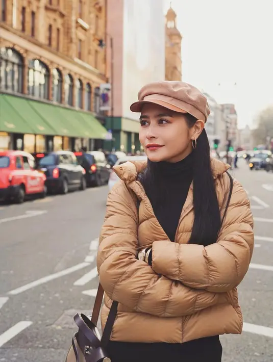 Sederet momen jalan-jalannya di Eropa pun dibagikan di akun Instagram pribadinya. Selain destinasi yang dikunjunginya, pilihan outfit liburannya juga tak luput dari perhatian.  [@prillylatuconsina96]
