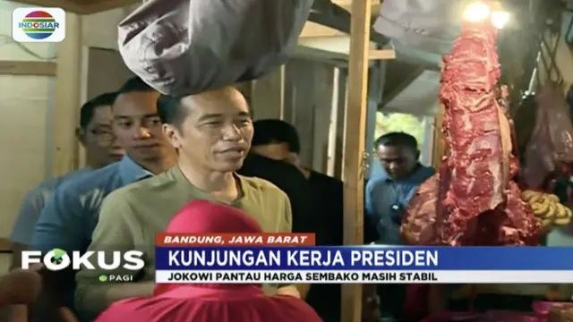 Presiden Jokowi kunjungan kerja sekaligus hadiri Deklarasi Jabar Kondusif di Bandung dengan mengendarai motor chopper hijau dan jaket bertuliskan “Bubur Ayam Racer”.