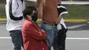 Kerabat menemani dan anggota keluarga lanjut usia saat dia mengantre untuk disuntik vaksin Covid-19 di luar pusat vaksinasi Social Security Institute di Quito, Ekuador, Kamis (6/5/2021). Para lansia dan pendampingnya menunggu berjam-jam untuk divaksinasi. (AP Photo/Dolores Ochoa)