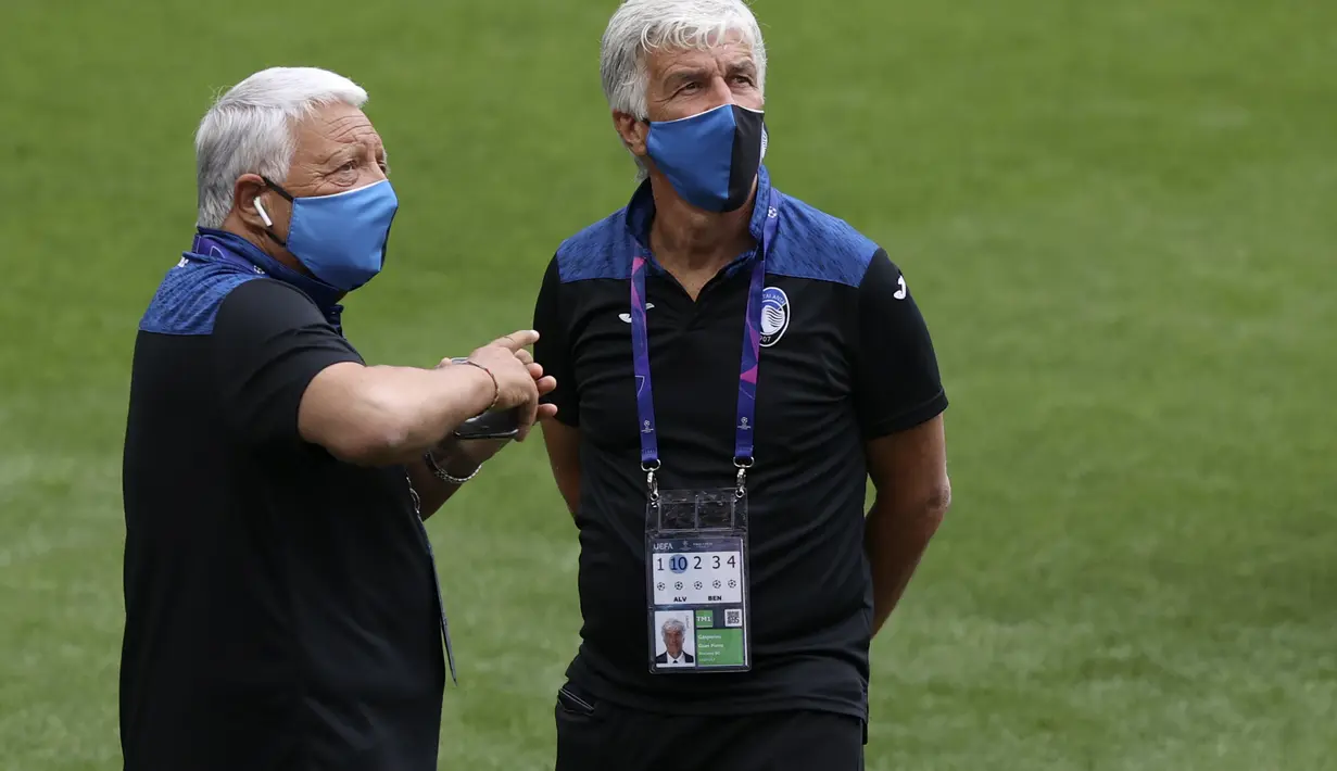 Pelatih Atalanta, Gian Piero Gasperini (kanan) melihat suasana stadion Da Luz di Lisbon, Selasa (11/8/2020).  Atalanta akan bertanding melawan PSG pada perempat final Liga Champions di stadion Da Luz, Lisbon, Portugal. (Rafael Marchante/Pool via AP)