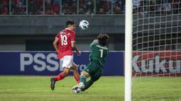 Pemain Timnas Indonesia U-19,&nbsp;Marcell Januar Putra (kiri)&nbsp;&nbsp;berusaha memasukan bola ke gawang Thailand yang dijaga Narongsak Naengwongsa dalam pertandingan babak penyisihan Grup A Piala AFF U-19 yang berlangsung di Stadion Patriot Candrabhaga, Bekasi, Rabu (6/7/2022). (Bola.com/Bagaskara Lazuardi)
