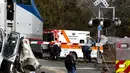 Sejumlah petugas berada di lokasi kecelakaan kereta api dengan sebuah truk sampah di Crozet, Va, (31/1). Insiden kecelakaan itu terjadi di sebuah persimpangan jalan di pedesaan Virginia. (Zack Wajsgrasu/AP)