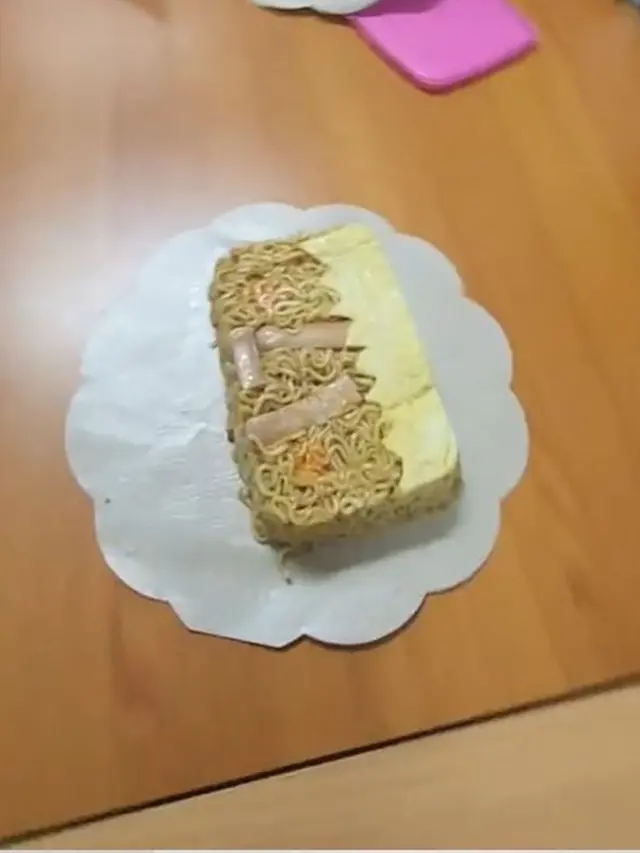 Momen Seru Teman Sekantor Lomba Hias Bekal Mi Paling Kotak, 6 Potretnya Kocak
