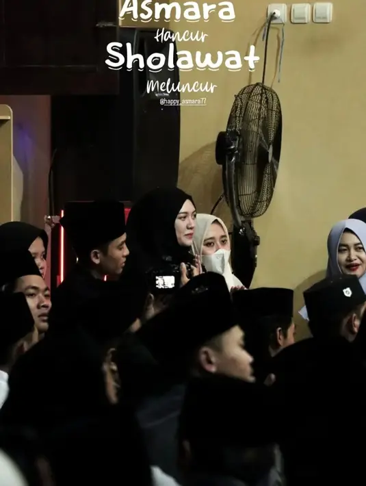 “Asmara Hancur Sholawat Meluncur”, slogan inilah yang digaungkan Happy Asmara di tengah pengajian bersama Gus Iqdam asal Blitar. Slogan itu juga yang menjadi alasannya mengikuti pengajian demi mendapatkan hati yang tentram di hari ulang tahun Happy Asmara. (Liputan6.com/IG/happy_asmara77)