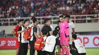 Kiper Timnas Filipina, Patrick Deyto mengalami cedera saat menghadapi Timnas Indonesia di Stadion Manahan, Solo, Sabtu (21/12/2024). (Bola.com/Abdul Aziz)