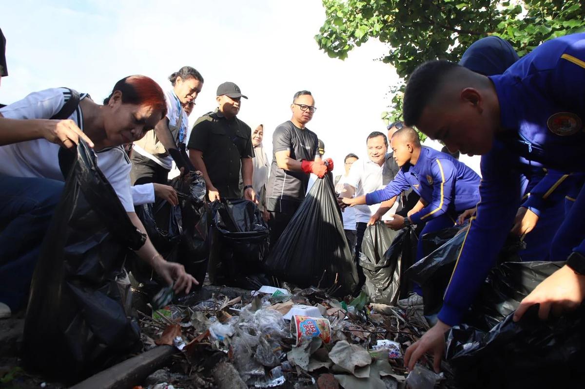 Dukung Indonesia ASRI, Wamendagri Bima Arya Bersama ASN dan Praja IPDN NTB Gelar Gerakan Bersih Pantai
