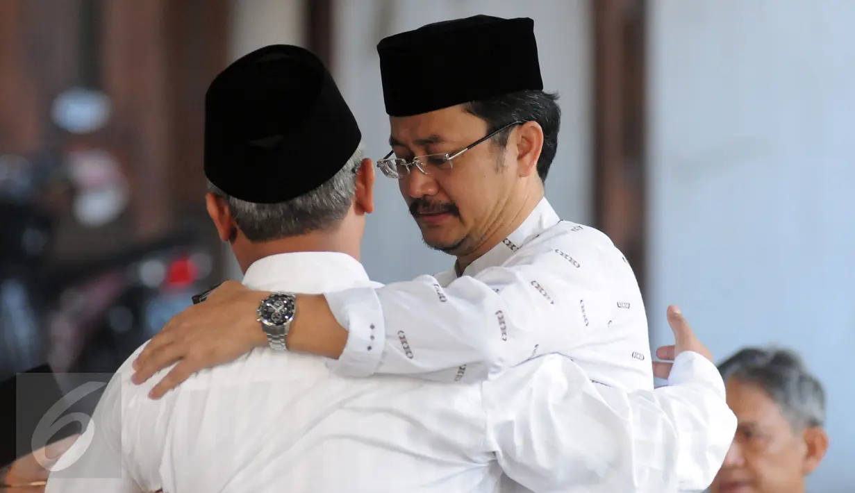 Komisioner KPU, Ferry Kurnia Rizkiyansyah (kanan) usai melayat jenazah Ketua KPU, Husni Kamil Manik di kompleks KPU, Jakarta, Jumat (8/7). Husni Kamil Manik wafat pada Kamis (7/7) di usia 40 tahun. (Liputan6.com/Helmi Fithriansyah)