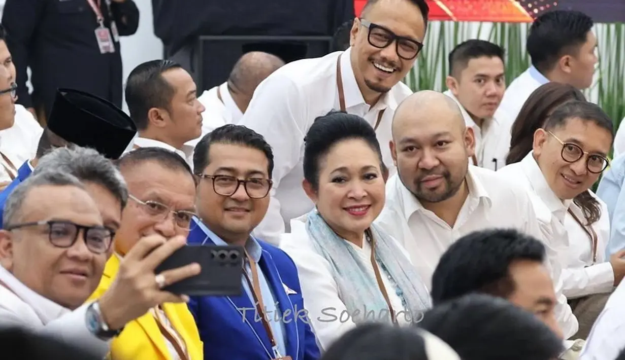 Tak lupa, Titiek menyematkan unsur wastra melalui selendang batik berwarna biru kehijauan yang dikalungkan di lehernya sebagai aksesori.   [@titieksoeharto]