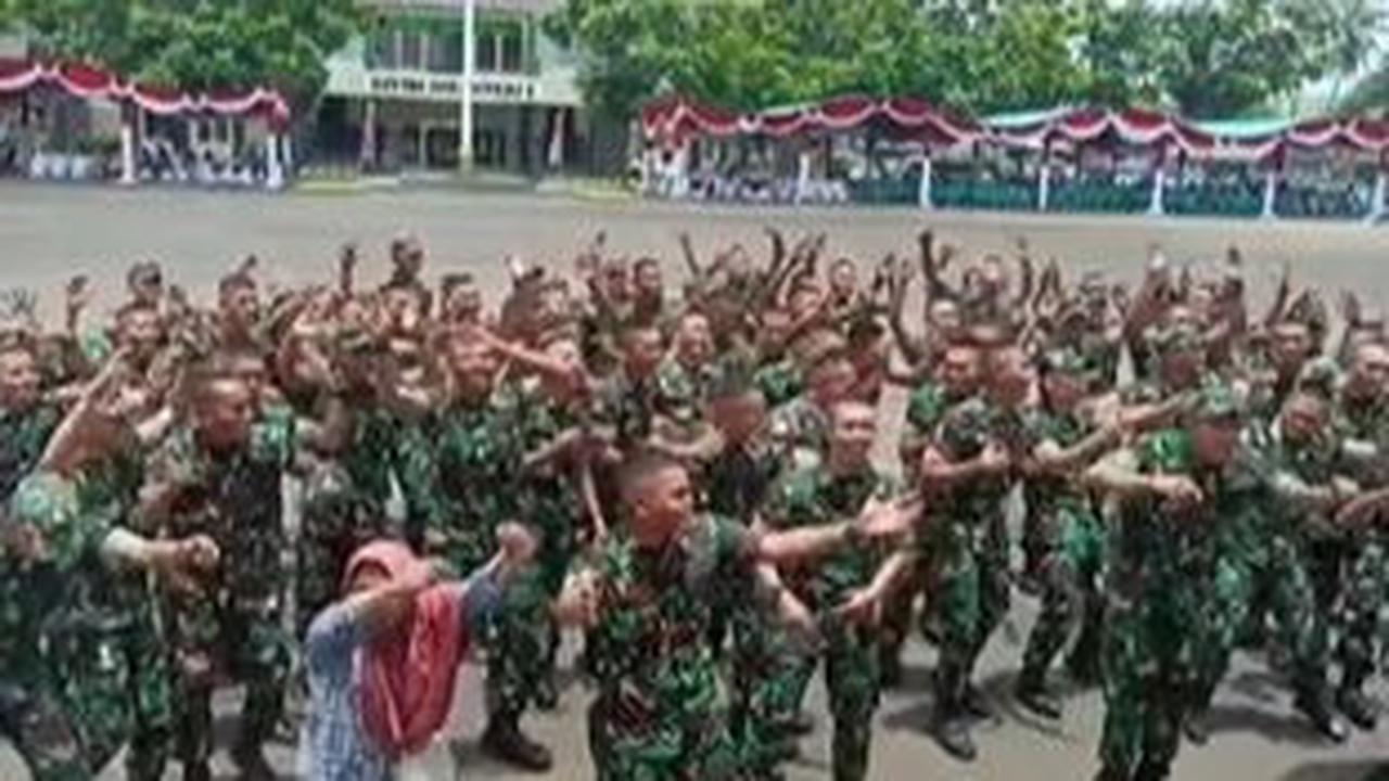 Emak-Emak Joget Bareng Prajurit<br>