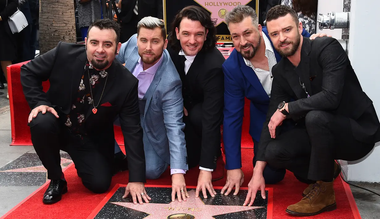Personel boyband NSYNC Chris Kirkpatrick, Lance Bass, JC Chasez, Joey Fatone dan Justin Timberlake berfoto bersama saat menerima Hollywood Walk of Fame di Los Angeles (30/4). (Jordan Strauss / Invision / AP)