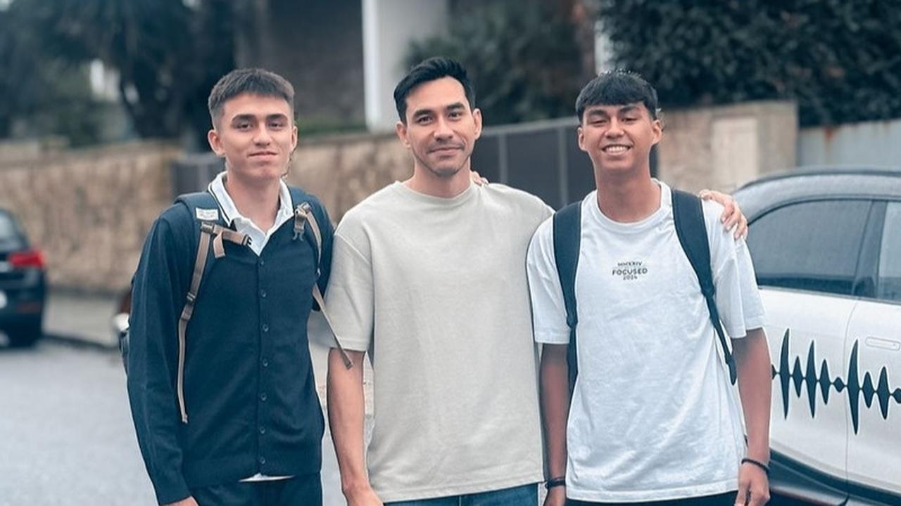 Potret Lio dan Diego Anak Donna Agnesia & Darius SInathrya Kini Lanjutkan Sekolah Sepakbola di Portugal