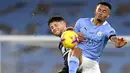 Pemain Manchester City Gabriel Jesus (kanan) berebut bola dengan pemain Burnley James Tarkowski pada pertandingan Liga Premier Inggris di Etihad Stadium, Manchester, Inggris, Sabtu (28/11/2020). Manchester City membantai Burnley 5-0. (Michael Regan/Pool via AP)