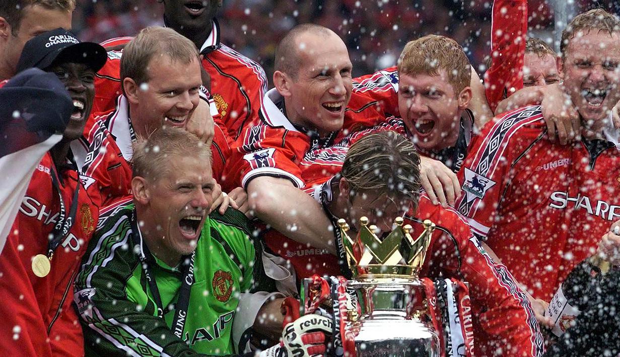 Musim 1998/1999. Dua tim yang bersaing memperebutkan gelar juara adalah Manchester United dan Arsenal. Hingga pekan ke-37, MU mengoleksi 76 poin dan The Gunners mengumpulkan 75 poin. Di pekan ke-38 atau pekan terakhir, Setan Merah memastikan juara Liga Inggris usai menang 2-1 atas Tottenham Hotspur meskipun Arsenal juga menang 1-0 atas Aston Villa. Perolehan poin terakhir, Manchester United tetap unggul 1 poin, 79 berbanding 78. (AFP/PA/Owen Humphreys)