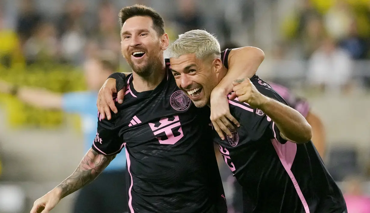 Dua pemain jebolan Barcelona, Lionel Messi dan Luis Suarez kompak menyumbang gol untuk Inter Miami saat melawan Columbus Crew. (AFP/Jason Mowry)