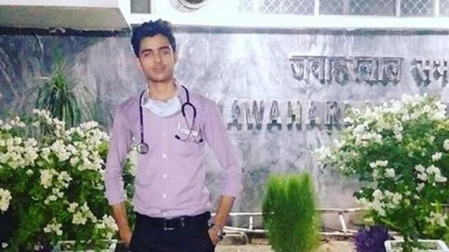 Adnan Khurram yang menyamar sebagai dokter muda di rumah sakit di India/copyright odditycentral.com