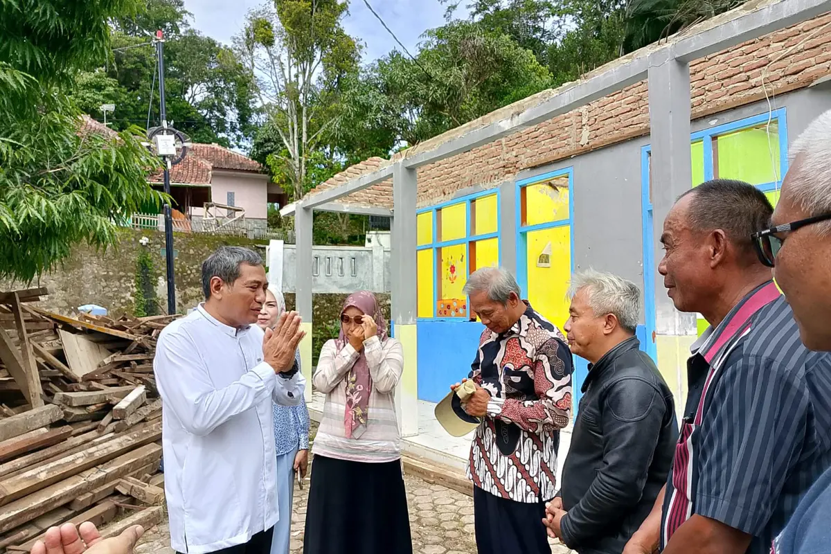 Anggota DPR RI Fraksi Gerindra dari Dapil Jawa Barat X, Haji Rokhmat Ardiyan (HRA) saat meninjau langsung kondisi sekolah TK PGRI Tinggar yang ambruk.