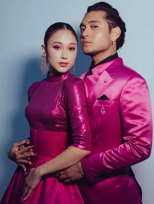 Keduanya juga berani tampil mencolok dan berbeda dengan warna shocking pink saat menghadiri acara penghargaan. [IG @yasminnapper]