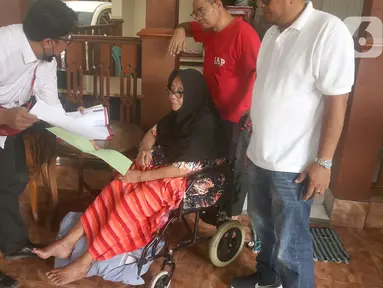 Petugas dari Kantor Pertanahan Kota Administrasi Jakarta Selatan menyerahkan sertifikat tanah kepada warga Jati Padang yang sedang sakit, Jakarta, Selasa (31/1). Pemerintah melalui Kementerian ATR/BPN meluncurkan Program Prioritas Nasional berupa Percepatan Pendaftaran Tanah Sistematis Lengkap (PTSL) untuk menjamin kepastian dan perlindungan hukum atas kepemilikan tanah masyarakat. (merdeka.com/Arie Basuki)