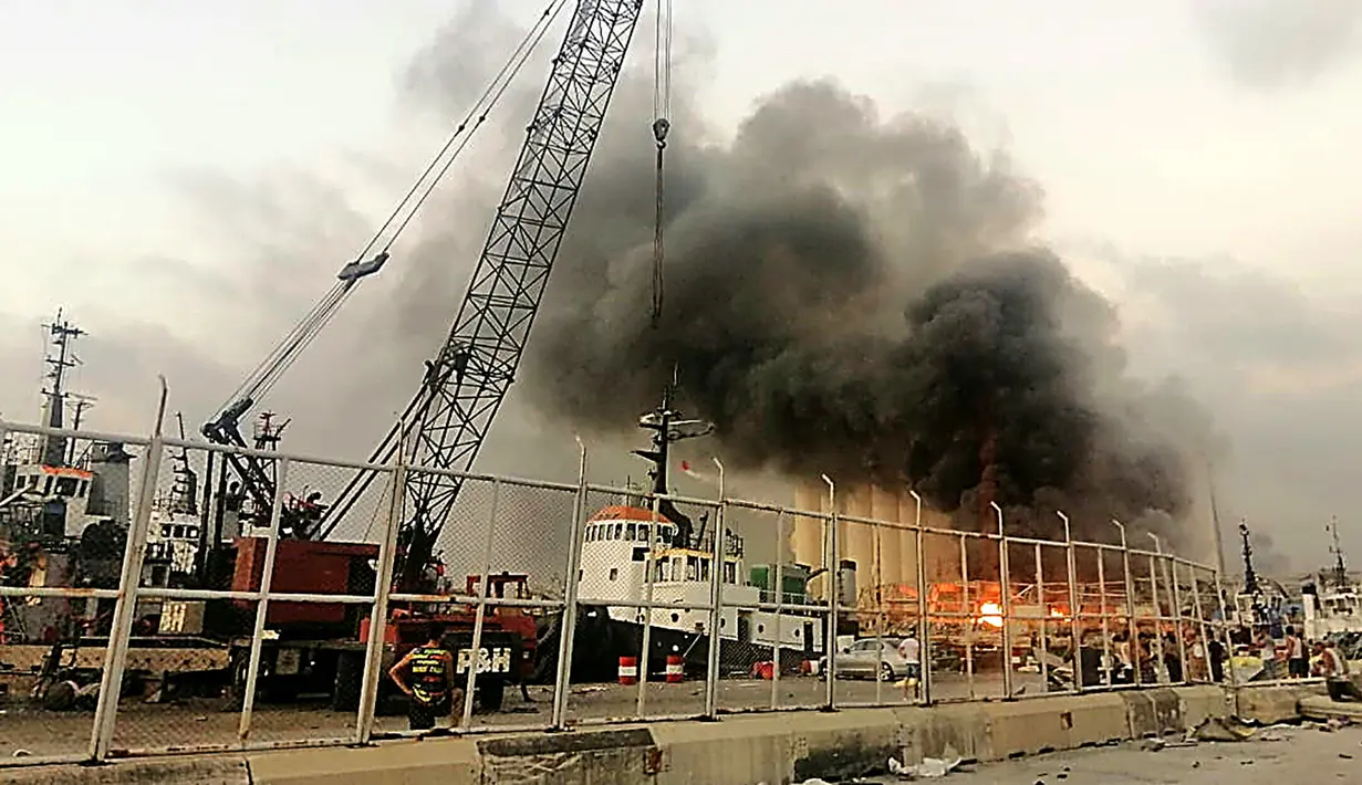 Suasana setelah ledakan besar di Beirut, Lebanon, Selasa, (4/8/2020). Dua ledakan besar mengguncang ibukota Lebanon, Beirut, melukai puluhan orang, menghancurkan bangunan dan mengirimkan asap besar mengepul ke langit. (AFP Photo/Layal Abou Rahal)