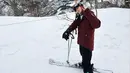 Begini momen seru saat Isyana menjajal ski salju di GALA Yuzawa, banyak netizen yang berharap bisa mengunjungi termpat tersebut seperti dirinya. Pasalnya di Indonesia sendiri sebagai negara tropis, tidak pernah ada musim salju. (Liputan6.com/IG/@isyanasarasvati)