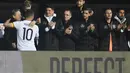 Lukas Podolski memeluk rekan satu timnya setelah pertandingan persahabatan antara Jerman dan Inggris di Dortmund, (23/3). Podolski mengumumkan gantung sepatu dari timnas Jerman pada 15 Oktober lalu. (Bernd Thissen/dpa via AP)