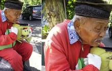 Janji tak jadi badut Winnie the Pooh, kakek nenek Karsi bakar kostum