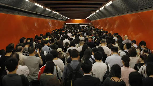 Pengunjuk Rasa Hong Kong Ganggu Kereta Bawah Tanah