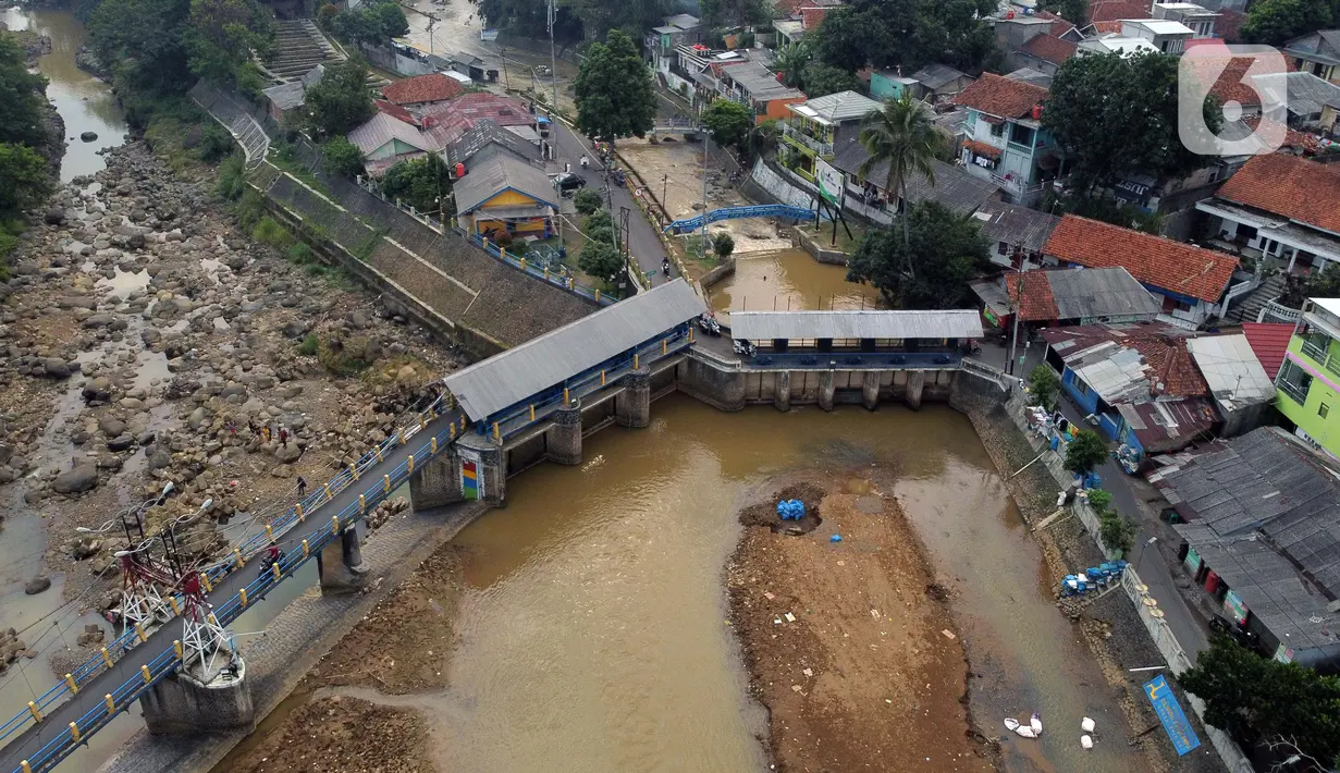 Foto udara memperlihatkan kondisi Bendung Katulampa, Kota Bogor, Jawa Barat, Senin (3/8/2020). Debit air sungai Ciliwung di Bendung Katulampa mengalami penyusutan sejak satu bulan terakhir memasuki awal musim kemarau dengan ketinggan air 0 cm. (Liputan6.com/Helmi Fithriansyah)