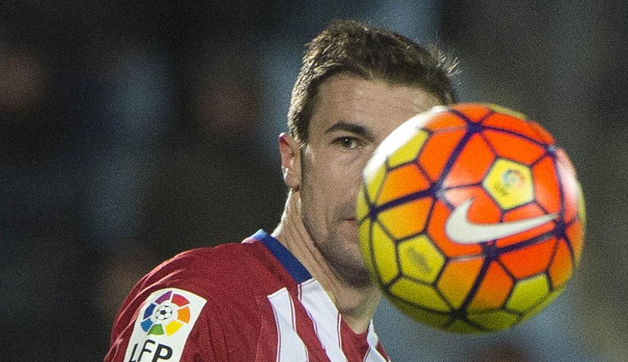 Muka dari gelandang Atletico Madrid, Gabi, tertutup bola saat laga melawan Getafe di Stadion Alfonso Perez, Spanyol, Minggu (14/2/2016). Getafe takluk 0-1 dari Atletico Madrid. (AFP/Curto De La Torre)