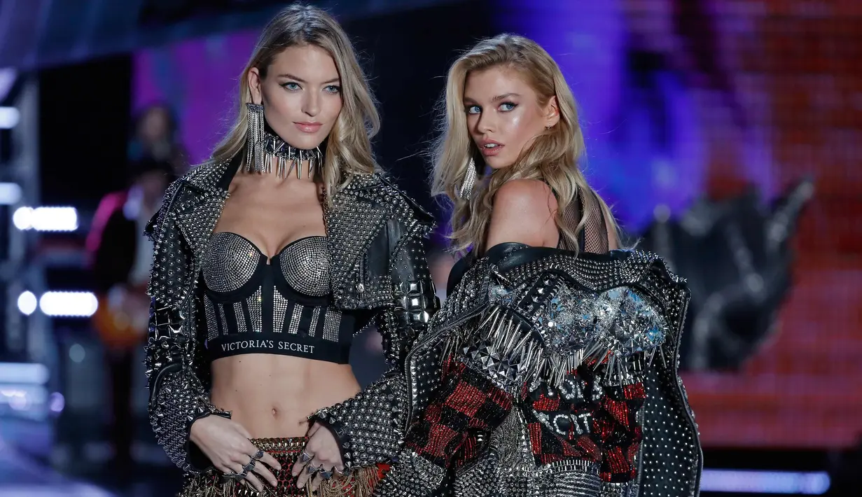 Model Elsa Hosk (kiri) dan Stella Maxwell berpose di atas catwalk saat memperagakan koleksi lingerie Victoria's Secret di Arena Mercedes-Benz di Shanghai, China, (20/11). (AP Photo / Andy Wong)