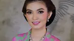 Sepanjang acara, menantu Presiden Joko Widodo dan Iriana ini memakai kebaya dan sanggul khas Jawa. Riasannya di setiap acara selalu disesuaikan dengan nuansa dan tema busana. Meski begitu, Selvi selalu bikin kagum. Tak heran jika penampilannya ini banjir pujian. (Liputan6.com/IG/@rama_jee)