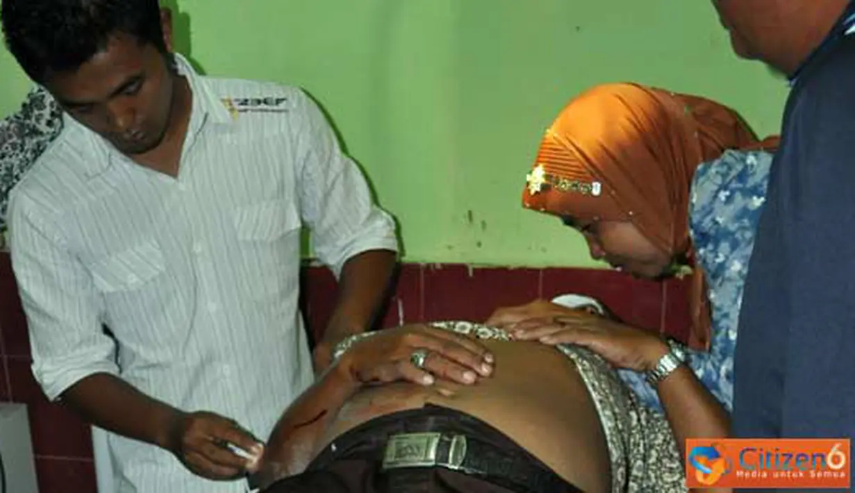 Citizen6, Jambi: Korban luka akibat terjatuh setelah menghantam polisi Puskesmas Singkut. (Pengirim: Eko)