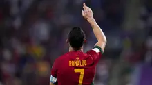 Tampil dalam laga Portugal kontra Ghana pada matchday pertama Grup H Piala Dunia 2022 (24/11/2022), Cristiano Ronaldo yang turut menyumbang satu gol dalam kemenangan 3-2, tercatat mampu membukukan 5 rekor sekaligus atas raihannya tersebut. Mau tahu rekor apa saja? Simak uraiannya berikut ini. (AP/Manu Fernandez)