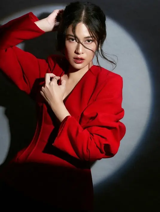 Lagi, melihat pesona magis Dian Sastrowardoyo saat photoshoot mengenakan dress merah dan dipulas lipstik merah yang serasi. [Foto: Instagram/therealdisastr]