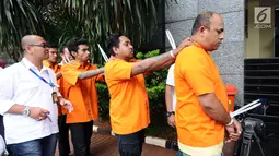 Empat tersangka kasus kekerasan terhadap Hermansyah digiring petugas jelang rilis di Mapolda Metro Jaya, Jakarta, Kamis (13/7). Polisi menangkap empat orang dan masih memburu satu tersangka lainnya. (Liputan6.com/Helmi Fithriansyah)