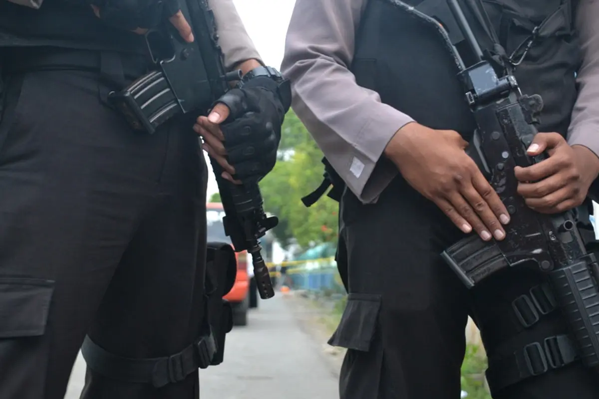Polisi bersenjata larans panjang mengamankan lokasi "bom tabung gas" di KUA Sidareja, Cilacap, Juli 2017 lalu. (Foto: Liputan6.com/Muhamad Ridlo)