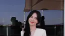 Di balik suasana santai tersebut, Song Hye Kyo juga tampak menjalani sesi pemotretan untuk Guerlain. Sebagai global ambassador rumah kecantikan asal Prancis tersebut, ia tampil anggun dalam gaun panjang berwarna ivory dengan potongan V-neck yang feminin. Siluet flowy dan detail kancing pada bagian depan menciptakan kesan romantis sekaligus elegan. [Dok/@kyo1122].