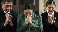 Perdana Menteri Thailand Paetongtarn Shinawatra (tengah) dan Wakil Perdana Menteri Thailand Phumtham Wechayachai (kiri) memberi isyarat saat memberikan keterangan kepada wartawan setelah penangguhannya oleh Mahkamah Konstitusi di Government House, Bangkok pada 1 Juli 2025. (Lillian SUWANRUMPHA/AFP)