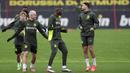 Ramy Bensebaini (kanan) dan para pemain Borussia Dortmund melakukan latihan menjelang laga lanjutan Liga Champions 2024/2025 melawan Real Madrid di tempat latihan Dortmund, Jerman, 21 Oktober 2024. (AP Photo/Martin Meissner)