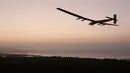 Pesawat bertenaga surya, Solar Impulse 2 saat lepas landas dari bandara Kalaeloa, Hawaii, Kamis (3/3). Pesawat yang dipiloti Markus Scherdel itu melakukan uji penerbangan setelah sempat mengalami kerusakan baterai. (AFP PHOTO/EUGENE Tanne)